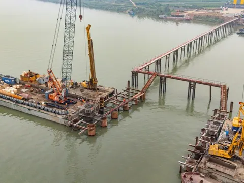 Toàn cảnh công trường thi công cây cầu kết nối Hà Nội - Hưng Yên