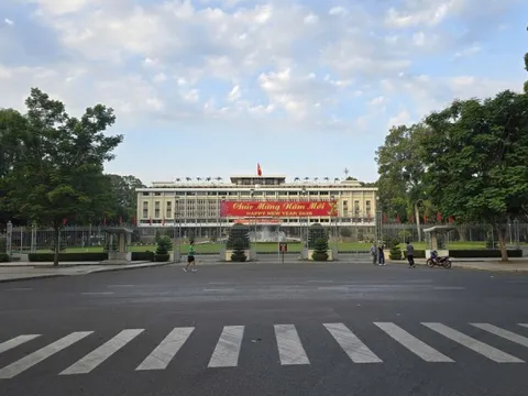 Cảnh vắng lặng hiếm thấy của đường phố Hà Nội, TP.HCM sáng mùng 1 Tết