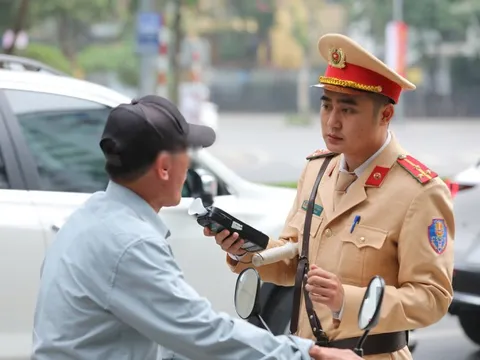 CSGT Hà Nội kiểm tra nồng độ cồn mùng 1 Tết, nhiều tài xế bị xử phạt
