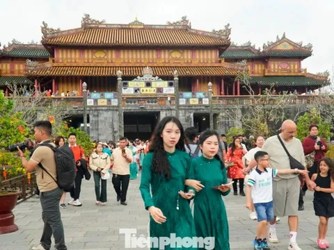 Du khách ùn ùn ‘xông đất’ Đại nội Huế