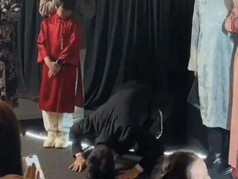 Tổng giám đốc Lotte Entertainment quỳ gối cầu xin khán giả Việt Nam cho Mùi Phở một cơ hội