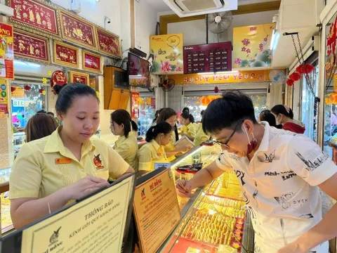 Ngay Tết, hàng loạt cửa hàng vàng ra thông báo nóng