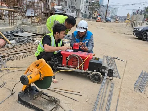 Hà Nội: Công nhân làm việc xuyên Tết trên công trường Vành đai 1