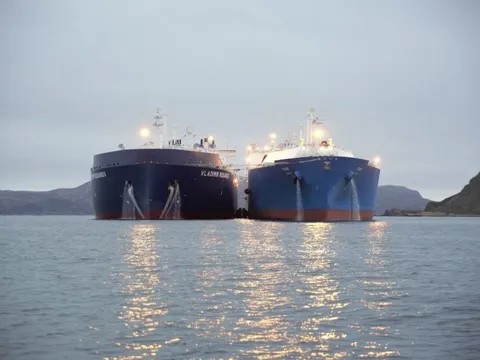 Chuyện gì đây: Nga vừa có pha lách luật trừng phạt dầu khí đỉnh cao chưa từng có, Mỹ và EU cũng phải chào thua