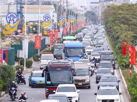 Người dân đổ về Thủ đô sau kỳ nghỉ Tết, ô tô xếp hàng dài chờ di chuyển