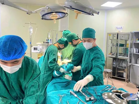 Ca mổ "đặc biệt" cứu cụ bà 101 tuổi bị gãy liên mấu chuyển xương đùi