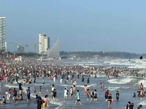 Du khách nườm nượp kéo về biển Vũng Tàu, khách sạn, nhà nghỉ quá tải