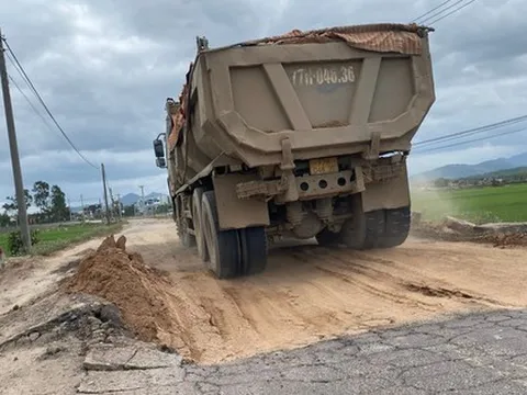 Yêu cầu siết chặt xe chở đất thi công sân bay Phù Cát vì cày nát tuyến ĐT 638