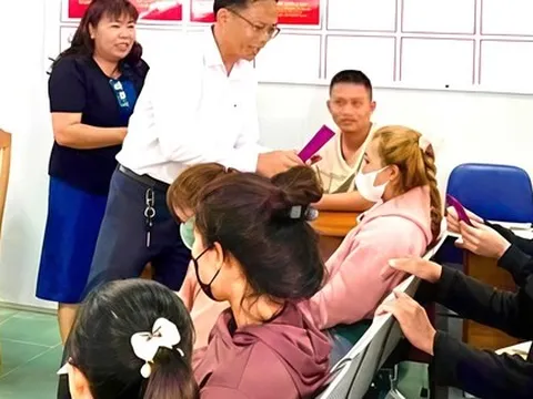 Đi làm giấy tờ nhà đất, người dân bất ngờ được lì xì năm mới