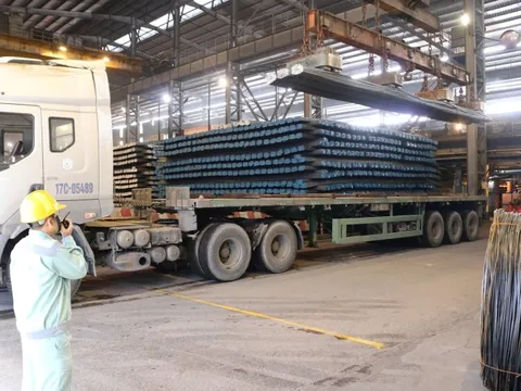 Kỷ lục 25.000 tấn thép xuất hành đầu xuân, Hòa Phát đỏ lửa xuyên Tết