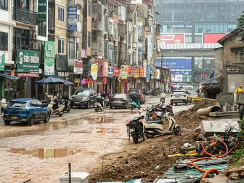Dự án đường 400 tỷ ở Hà Nội ngổn ngang sau Tết, dân lội bùn, bắc ván vào nhà