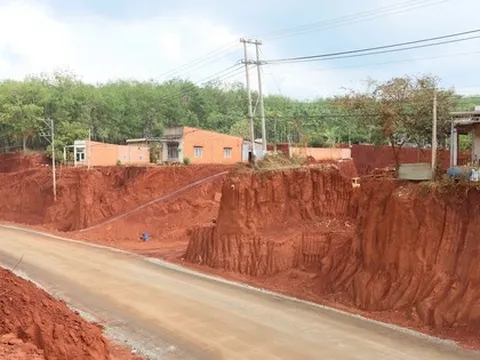 Cận cảnh nhiều nhà dân ở Đồng Nai nằm cheo leo bên mép vực do hạ cốt nền thi công đường