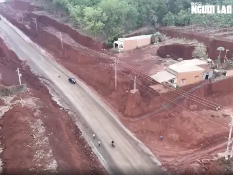 Vụ nhiều nhà dân nằm cheo leo bên mép vực: Tạm dừng thi công đoạn hạ cốt nền đường