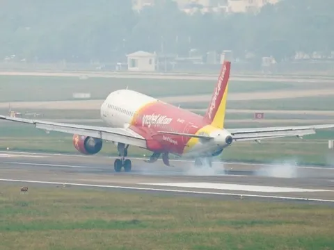 Máy bay Vietjet hạ cánh khẩn cấp, hàng loạt xe cứu hỏa vây quanh đường băng
