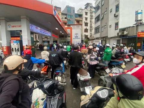 Nóng: 1 cây xăng vừa bị XỬ PHẠT vì "găm hàng", chỉ bán tối đa 300.000 đồng mỗi lượt