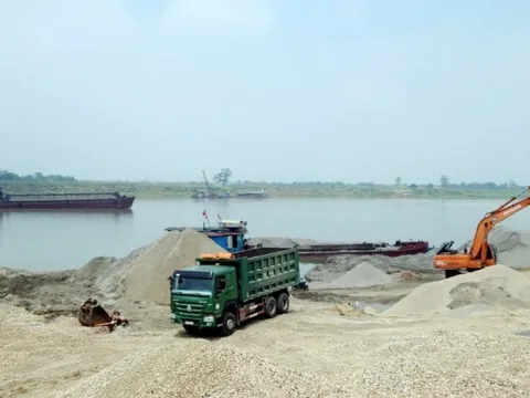 'Ông trùm cát' bị bắt và đế chế cát trắng ở Vân Đồn