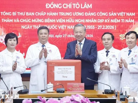 Tổng Bí thư: Mỗi thầy thuốc phải là điểm tựa của người bệnh trong những thời khắc khó khăn nhất