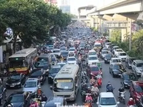 Chuẩn bị dựng rào chắn trên đường Nguyễn Trãi để thi công dự án chống ngập