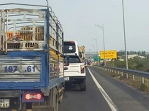Xe xếp hàng dài vì lỗi kỹ thuật trạm thu phí trên cao tốc Phan Thiết – Dầu Giây