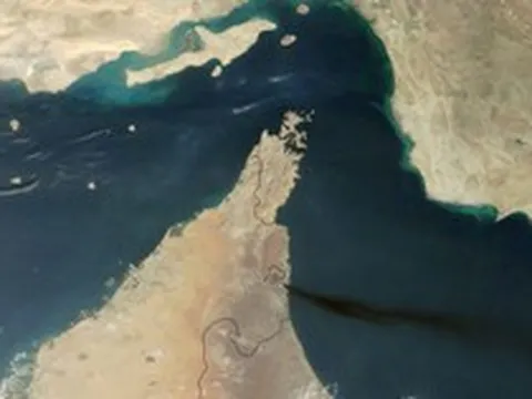 Iran bất ngờ chỉ cách để tàu thuyền đi qua eo biển Hormuz