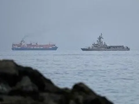 "Tặng" Iran 14 tỉ USD tiền bán dầu, Mỹ vẫn không ngăn nổi đà tăng giá dầu?