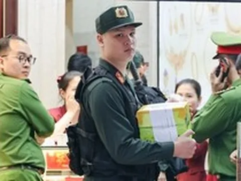 Công an thu giữ nhiều thùng tài liệu tại 2 cửa hàng Bảo Tín Minh Châu ở Hà Nội