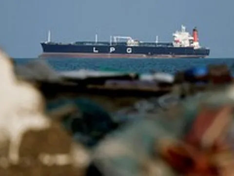 Được Iran 'bật đèn xanh', 2 tàu chở hàng ung dung vượt eo biển Hormuz hướng thẳng đến một quốc gia, không phải Nga hay Trung Quốc