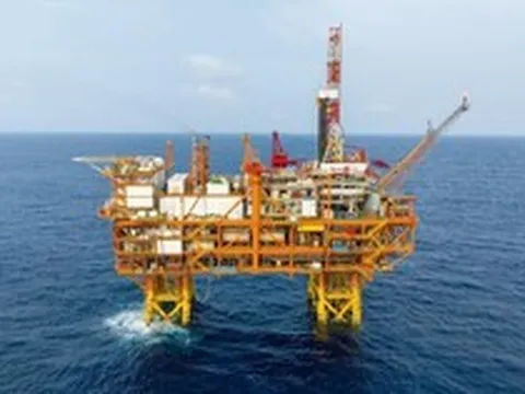 'Mỏ dầu' không bao giờ cạn giúp láng giềng Việt Nam thu về hàng tỷ USD, bất chấp Mỹ siết chặt xuất khẩu