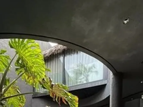 Ngôi nhà tông màu đen như 'ốc đảo' giữa lòng thành phố