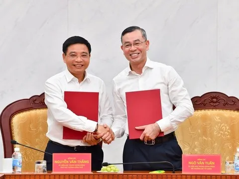 Bộ trưởng Bộ Tài chính Ngô Văn Tuấn nhận bàn giao nhiệm vụ