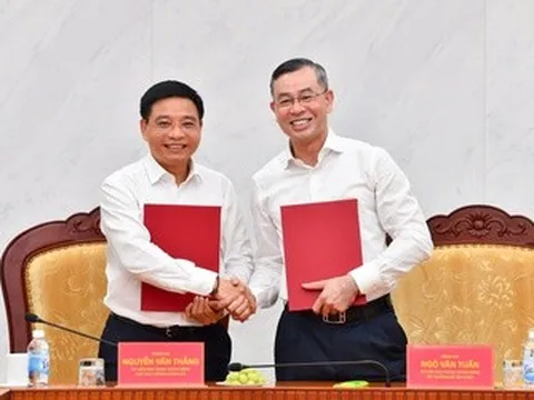 Bộ trưởng Bộ Tài chính Ngô Văn Tuấn nhận bàn giao nhiệm vụ