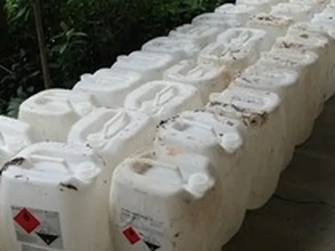Theo dõi 2 mẹ con khả nghi, công an triệt phá đường dây sản xuất giấm giả từ axit và nước lã trong suốt 8 năm, tịch thu 1.000 lít sản phẩm