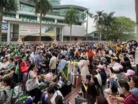 Cả Việt Nam rủ nhau đi Trung Quốc: Cửa khẩu đón nửa triệu khách, áp đảo 40% thị phần tour quốc tế