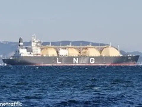 Tin vui từ eo biển Hormuz: Lô hàng LNG đầu tiên 'thông chốt' thành công, điểm đến là quốc gia sát vách Việt Nam