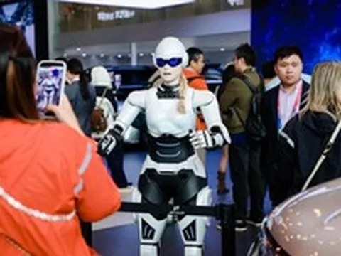 Hãng xe xây nhà máy tại Việt Nam lần đầu cho ra mắt hàng loạt robot thông minh