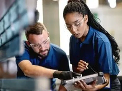 Cơn sốt việc làm 2026: Top những nghề nghiệp "hái ra tiền" mà AI không bao giờ thay thế được