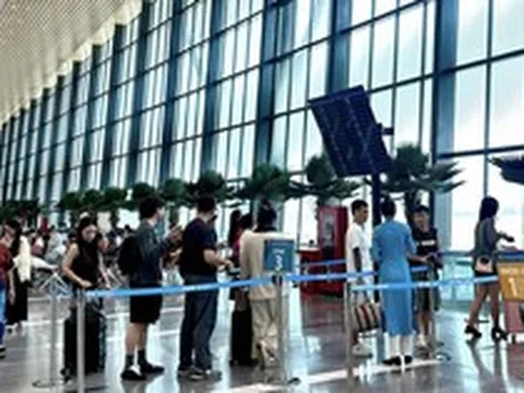 Người dân ùn ùn trở lại TPHCM sau lễ, giá vé máy bay từ Hà Nội vào Nam cao ngang dịp Tết