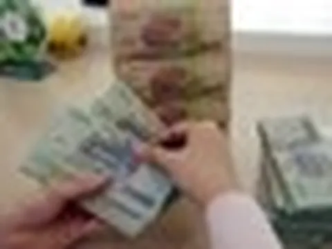 Bộ Tài chính thông tin việc không cấm trả lương trên 5 triệu bằng tiền mặt