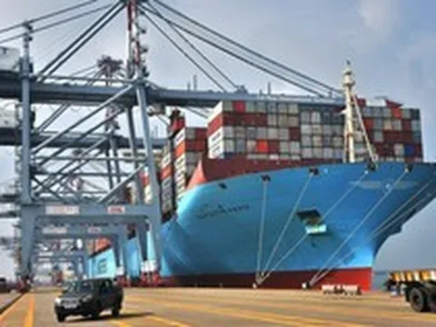Khoảnh khắc Việt Nam lần đầu tiên đón siêu tàu container lớn nhất thế giới, dài gấp 5 lần máy bay Airbus A380 cập cảng
