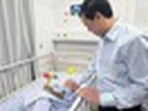 Hoàn cảnh éo le của bé trai 2 tuổi ở TP.HCM bị mẹ và cha dượng bạo hành