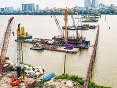 Tấp nập thi công cầu vượt sông Hồng gần 16.000 tỷ đồng