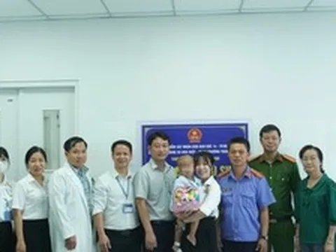 Bé trai 2 tuổi bị bạo hành được cấp giấy khai sinh