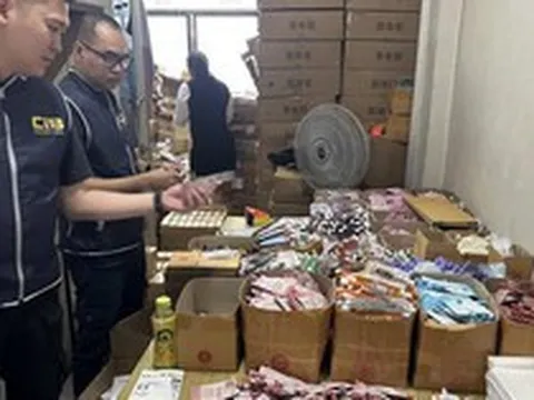 Đột kích 5 căn nhà, công an phát hiện đường dây sản xuất mỹ phẩm giả do người Trung Quốc điều hành, tịch thu hơn 700.000 sản phẩm