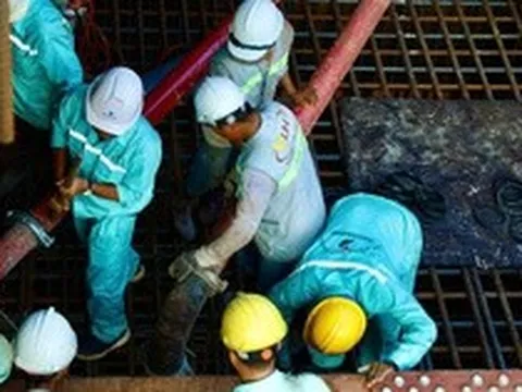 Cầu đi bộ lá dừa nước vượt sông Sài Gòn tăng tốc về đích