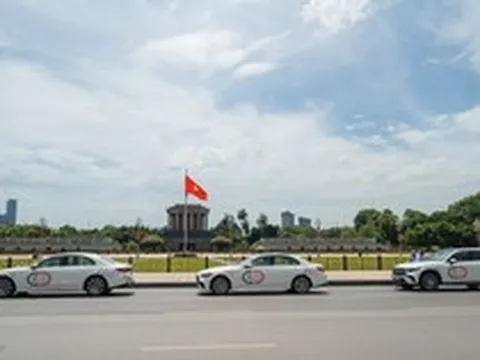 Đoàn xe kỷ niệm 140 năm của Mercedes-Benz dừng chân tại Hà Nội
