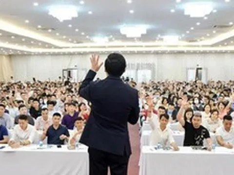 Một công ty "dạy làm giàu" phải dừng bán khóa học, chủ tịch là diễn giả nổi tiếng bất ngờ xin từ chức