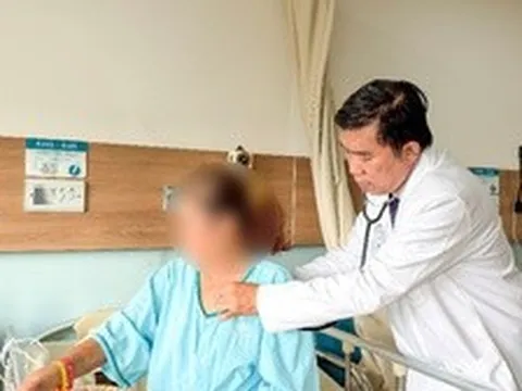 Ho kéo dài, người phụ nữ bị các tạng trong ổ bụng di chuyển lên ngực
