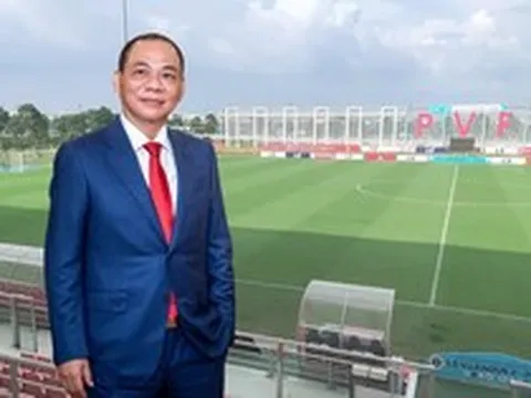 Tỷ phú Phạm Nhật Vượng 18 năm chi hàng trăm triệu USD cho bóng đá Việt Nam và cú bắt tay với 'nhà vua' V.League