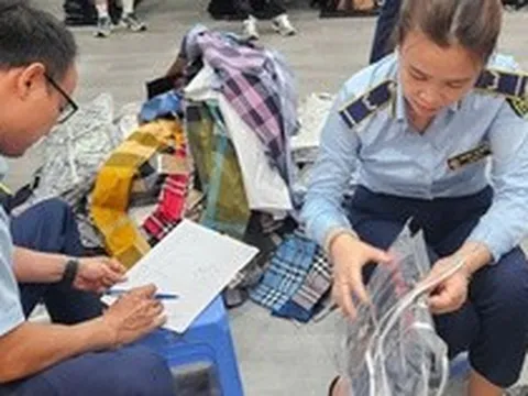 Một công ty bị phát hiện kinh doanh gần 2.000 sản phẩm thời trang nghi hàng hiệu giả