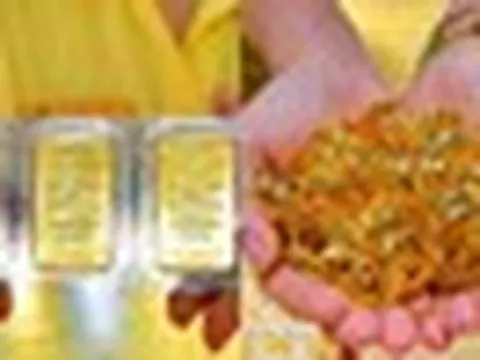 Giá vàng tiếp tục giảm mạnh, người vừa mua hôm qua đã lỗ